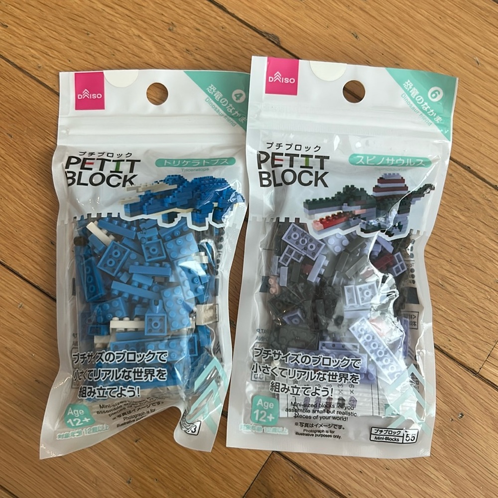 2 Daiso Petit Block Dinosaur Spinosaurus  Triceratops Mini Blocks